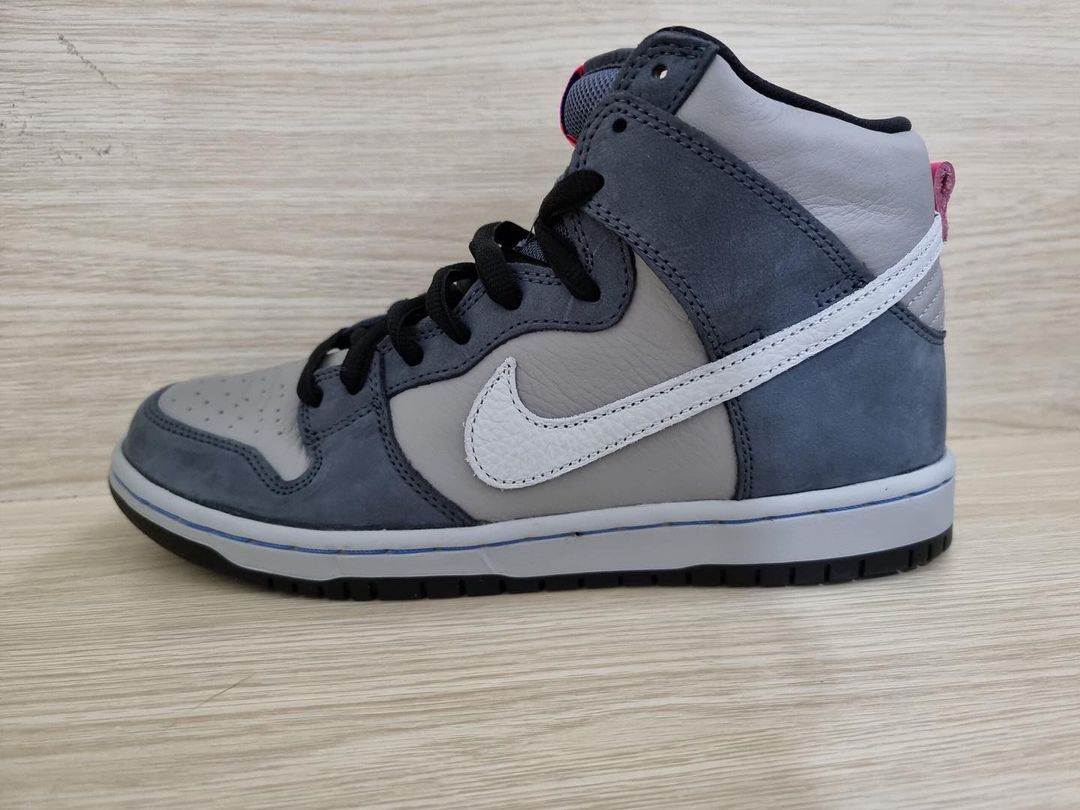 【国内 1/8 発売】ナイキ SB ダンク ハイ “グレー/ホワイト/ピンク” (NIKE SB DUNK HIGH “Grey/White/Pink”) [DJ9800-001]