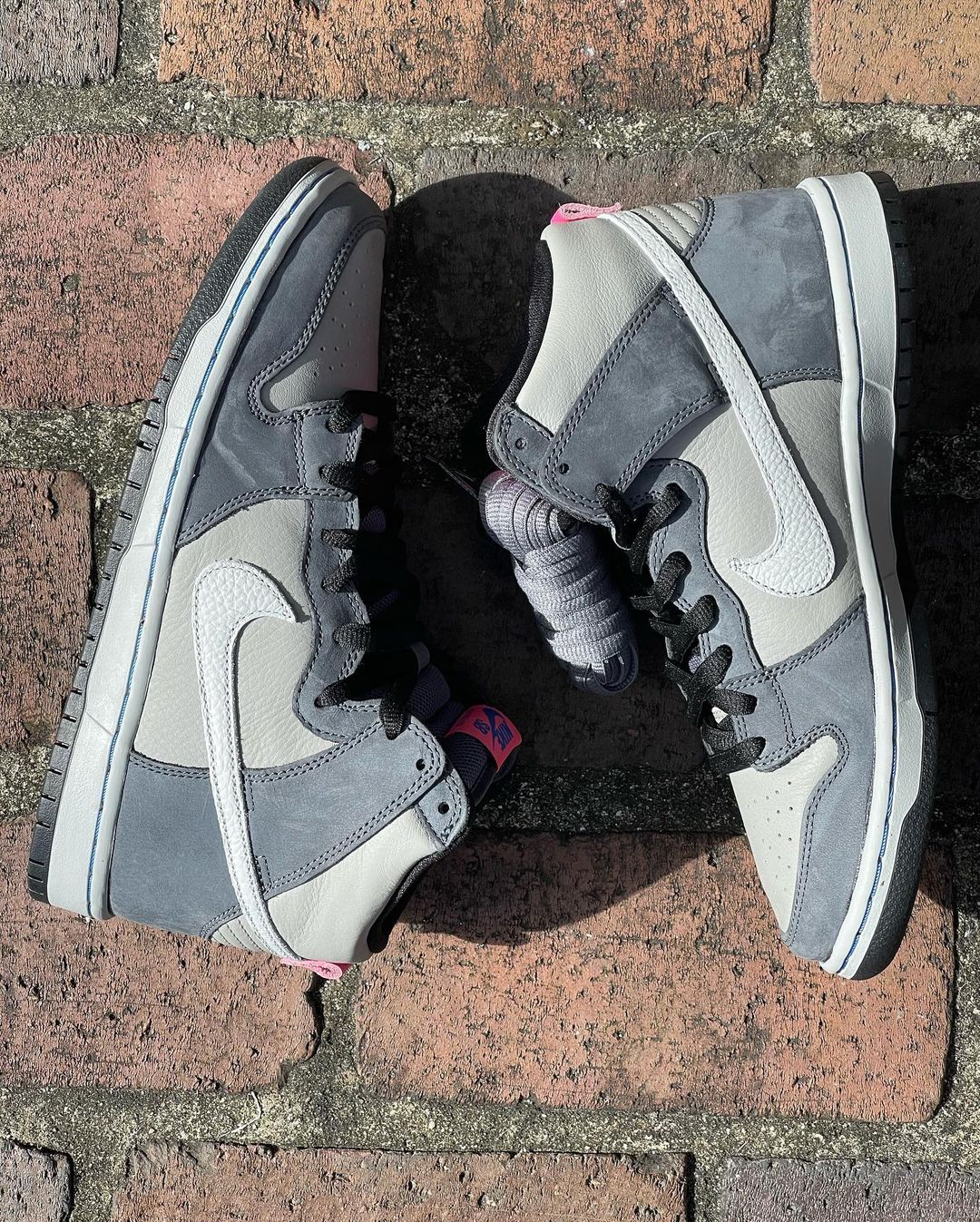 【国内 1/8 発売】ナイキ SB ダンク ハイ “グレー/ホワイト/ピンク” (NIKE SB DUNK HIGH “Grey/White/Pink”) [DJ9800-001]