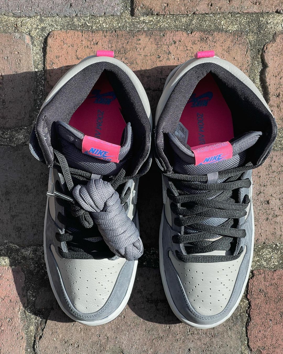 【国内 1/8 発売】ナイキ SB ダンク ハイ “グレー/ホワイト/ピンク” (NIKE SB DUNK HIGH “Grey/White/Pink”) [DJ9800-001]