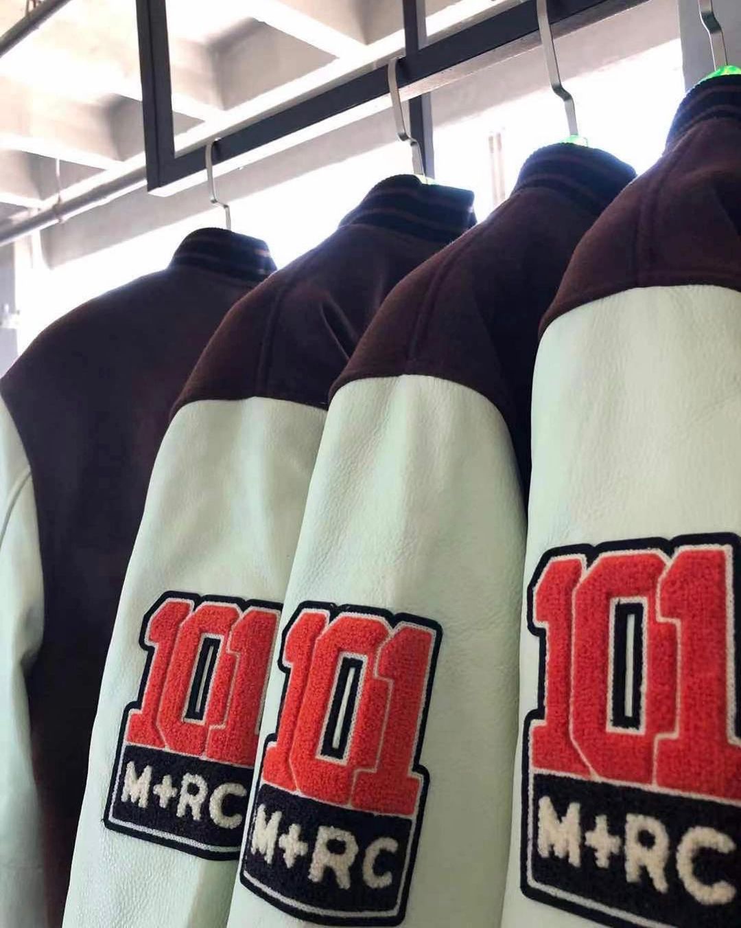M+RC NOIR オンラインにて”Brown varsity jacket”が11/2 発売 (マルシェノア)