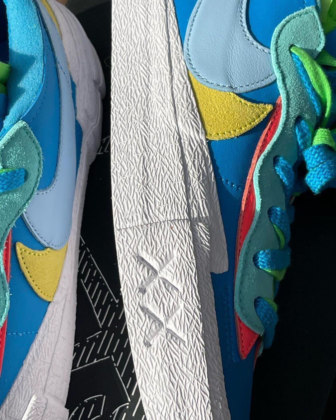 【国内 11/26、11/27、12/9、12/10 発売】sacai x KAWS × NIKE BLAZER LOW (サカイ カウズ ナイキ ブレーザー ロー) [DM7901-400/DM7901-500/DM7901-600]