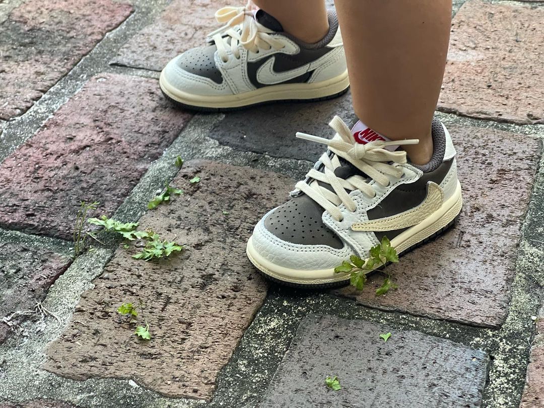 【国内 7/21 発売】トラビス・スコット × ナイキ エア ジョーダン 1 ロー OG “リバースモカ” (TRAVIS SCOTT NIKE AIR JORDAN 1 LOW OG “Reverse Mocha”) [DM7866-162]