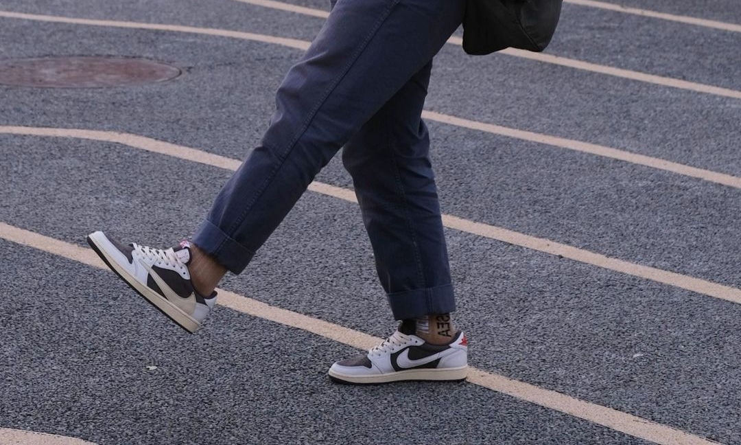 【国内 7/21 発売】トラビス・スコット × ナイキ エア ジョーダン 1 ロー OG “リバースモカ” (TRAVIS SCOTT NIKE AIR JORDAN 1 LOW OG “Reverse Mocha”) [DM7866-162]