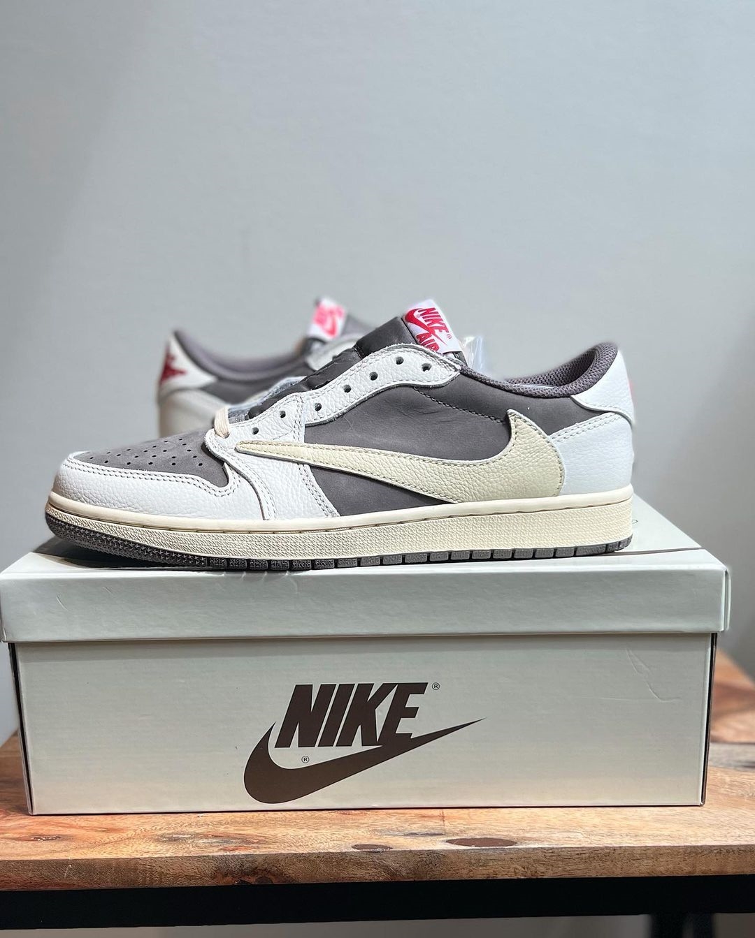 【国内 7/21 発売】トラビス・スコット × ナイキ エア ジョーダン 1 ロー OG “リバースモカ” (TRAVIS SCOTT NIKE AIR JORDAN 1 LOW OG “Reverse Mocha”) [DM7866-162]