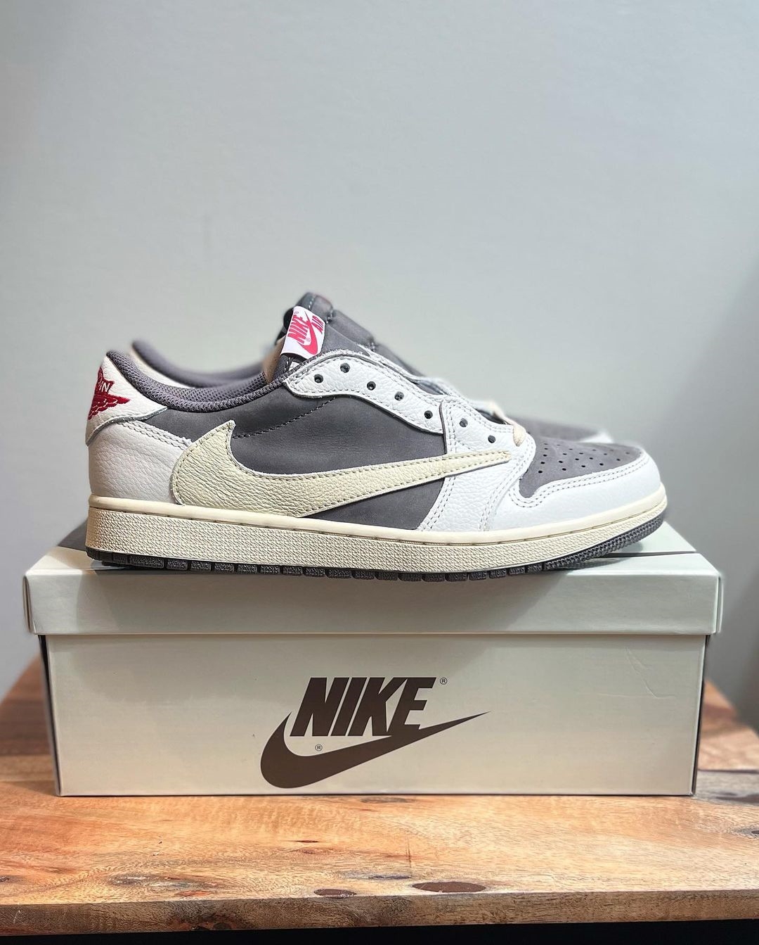 【国内 7/21 発売】トラビス・スコット × ナイキ エア ジョーダン 1 ロー OG “リバースモカ” (TRAVIS SCOTT NIKE AIR JORDAN 1 LOW OG “Reverse Mocha”) [DM7866-162]