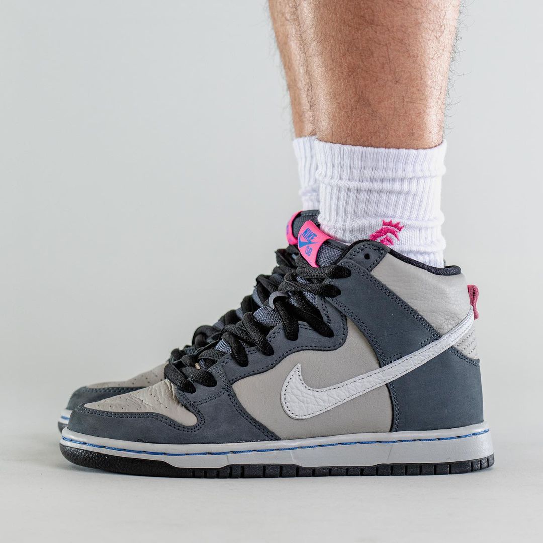 【国内 1/8 発売】ナイキ SB ダンク ハイ “グレー/ホワイト/ピンク” (NIKE SB DUNK HIGH “Grey/White/Pink”) [DJ9800-001]