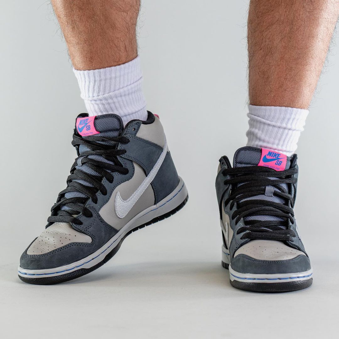 【国内 1/8 発売】ナイキ SB ダンク ハイ “グレー/ホワイト/ピンク” (NIKE SB DUNK HIGH “Grey/White/Pink”) [DJ9800-001]