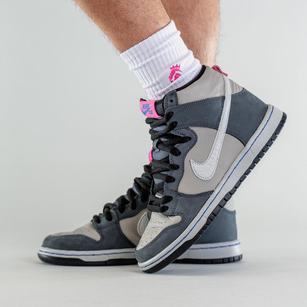 【国内 1/8 発売】ナイキ SB ダンク ハイ “グレー/ホワイト/ピンク” (NIKE SB DUNK HIGH “Grey/White/Pink”) [DJ9800-001]