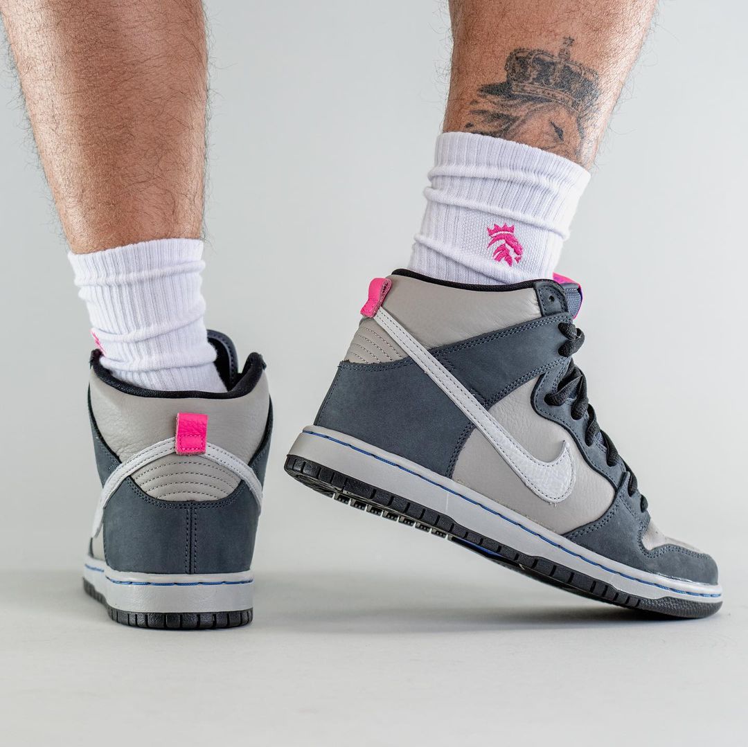 【国内 1/8 発売】ナイキ SB ダンク ハイ “グレー/ホワイト/ピンク” (NIKE SB DUNK HIGH “Grey/White/Pink”) [DJ9800-001]