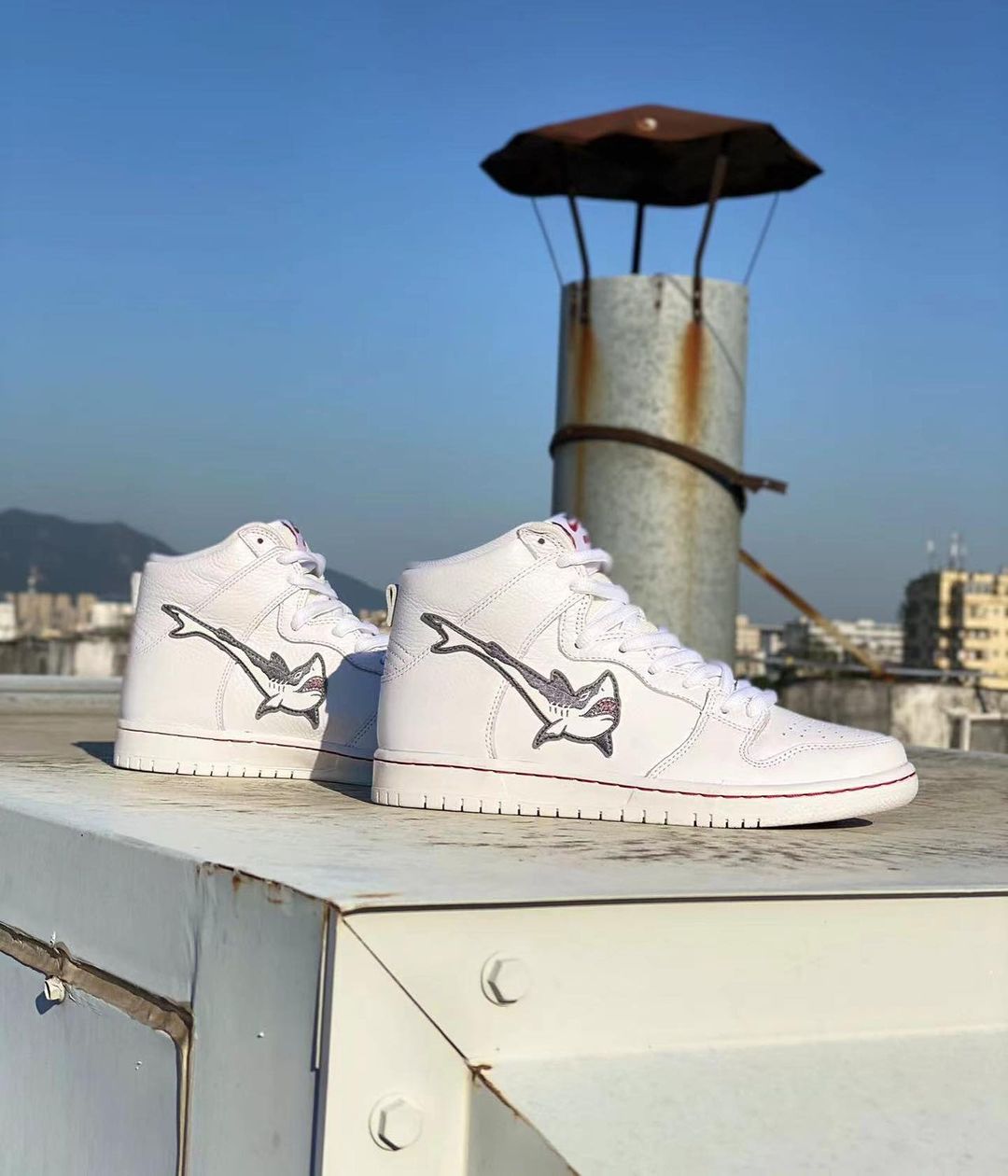 【国内 3/12 発売】OSKI {Oskar Rozenberg} x NIKE SB DUNK HIGH “Great White Shark” (オスキー {オスカー・ローゼンバーグ} ナイキ SB ダンク ハイ “グレート ホワイト シャーク”) [DC8908-105]