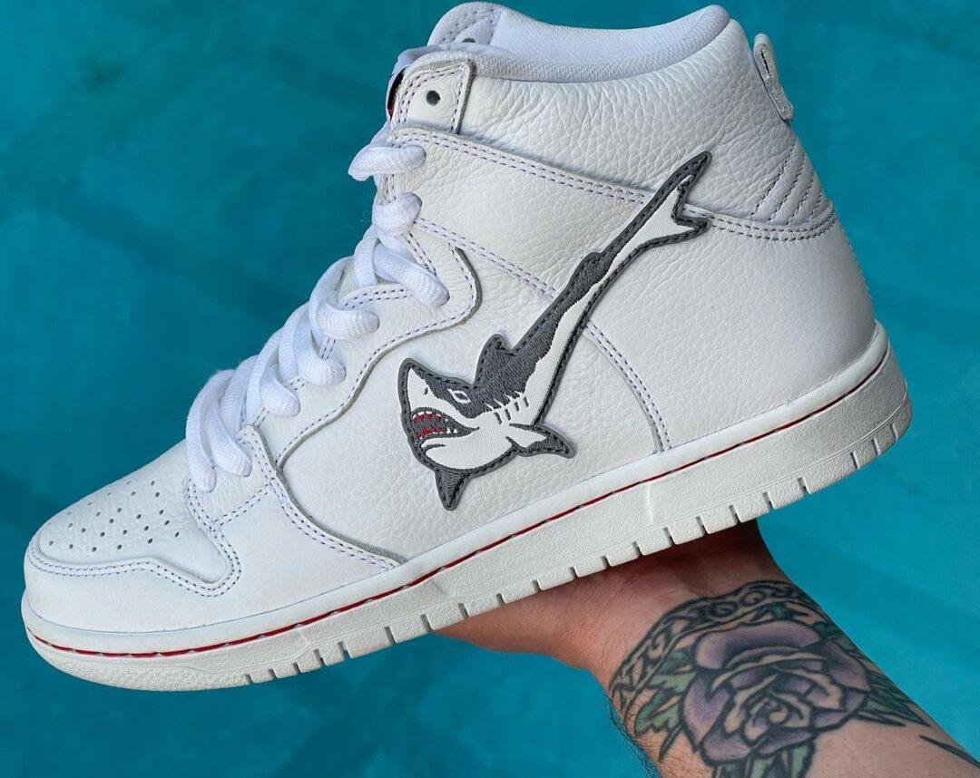 【国内 3/12 発売】OSKI {Oskar Rozenberg} x NIKE SB DUNK HIGH “Great White Shark” (オスキー {オスカー・ローゼンバーグ} ナイキ SB ダンク ハイ “グレート ホワイト シャーク”) [DC8908-105]