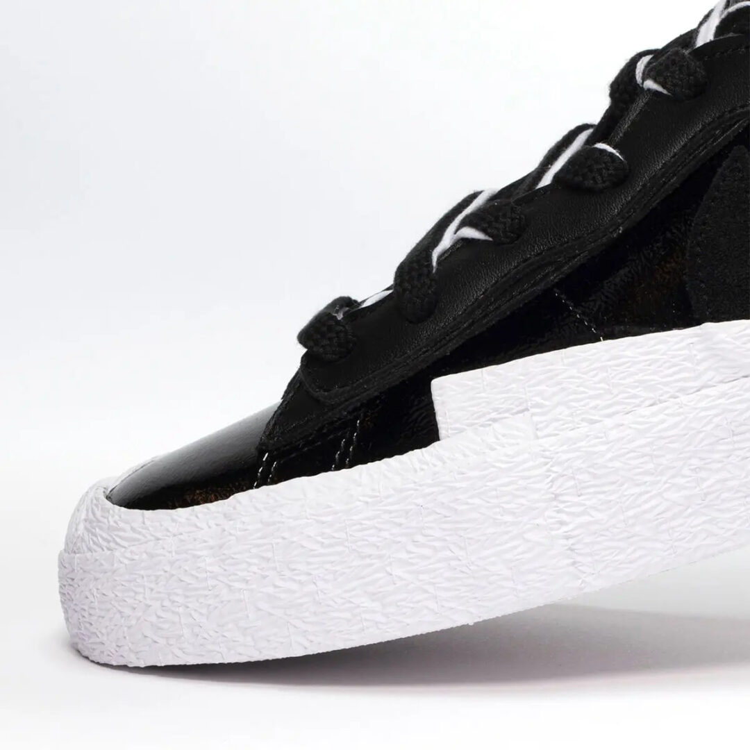 【国内 3/31 発売】sacai x NIKE BLAZER LOW PATENT “Black/White” (サカイ ナイキ ブレーザー ロー パテント) [DM6443-001/DM6443-100]