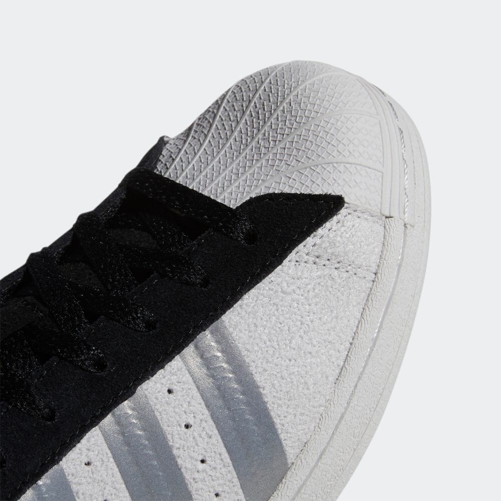 リフレクターを施した アディダス オリジナルス スーパースター “ブラック/ホワイト” (adidas Originals SUPERSTAR “Black/White”) [GY0987/GY0988]