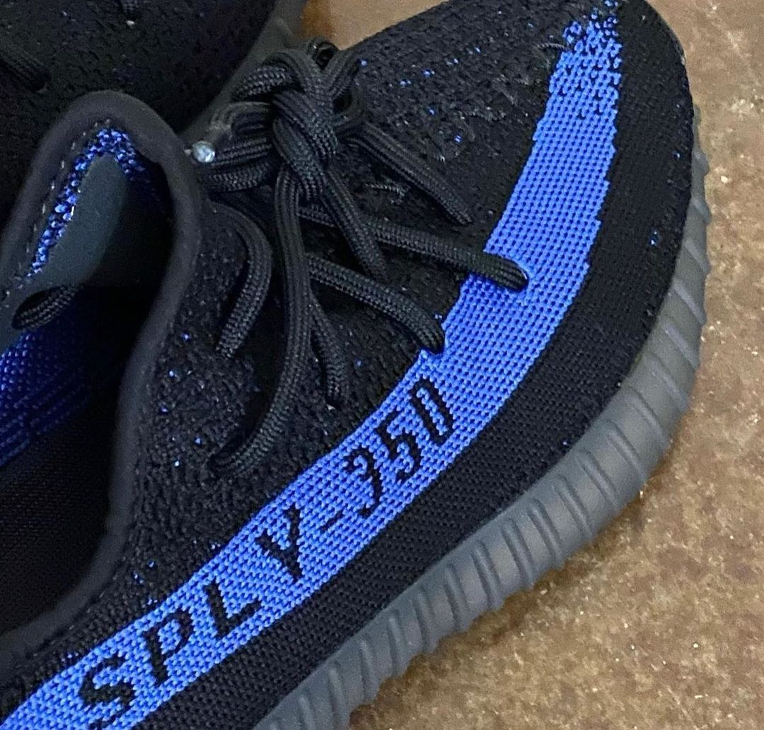 【国内 2/26 発売】アディダス オリジナルス イージー ブースト 350 V2 “ブラック/ブルー” (adidas Originals YEEZY BOOST 350 V2 “Core Black/Dazzling Blue”) [GY7164]