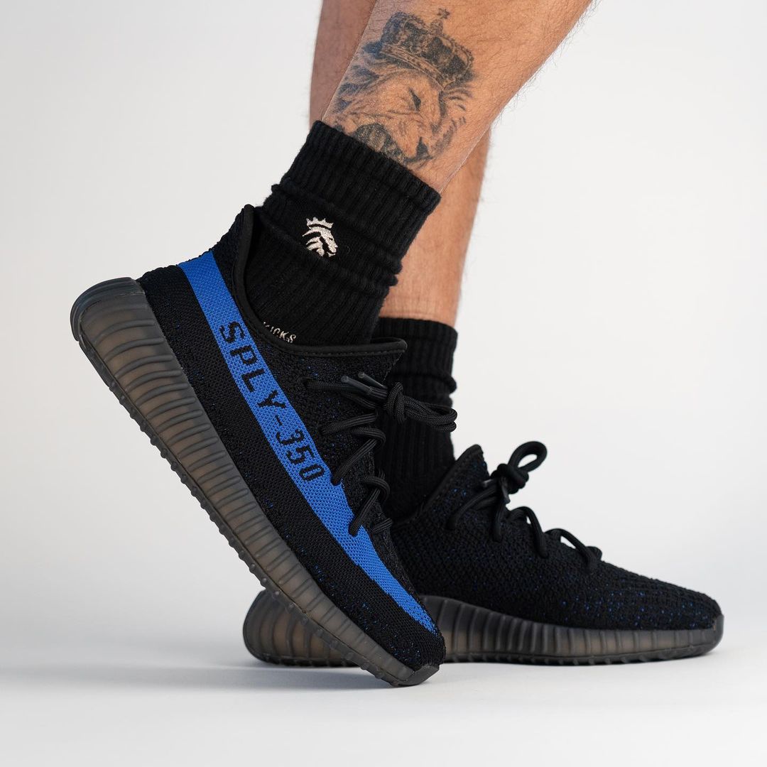 【国内 2/26 発売】アディダス オリジナルス イージー ブースト 350 V2 “ブラック/ブルー” (adidas Originals YEEZY BOOST 350 V2 “Core Black/Dazzling Blue”) [GY7164]