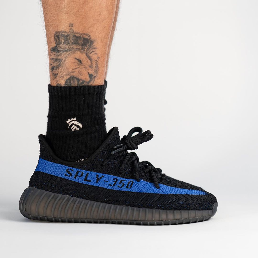 【国内 2/26 発売】アディダス オリジナルス イージー ブースト 350 V2 “ブラック/ブルー” (adidas Originals YEEZY BOOST 350 V2 “Core Black/Dazzling Blue”) [GY7164]