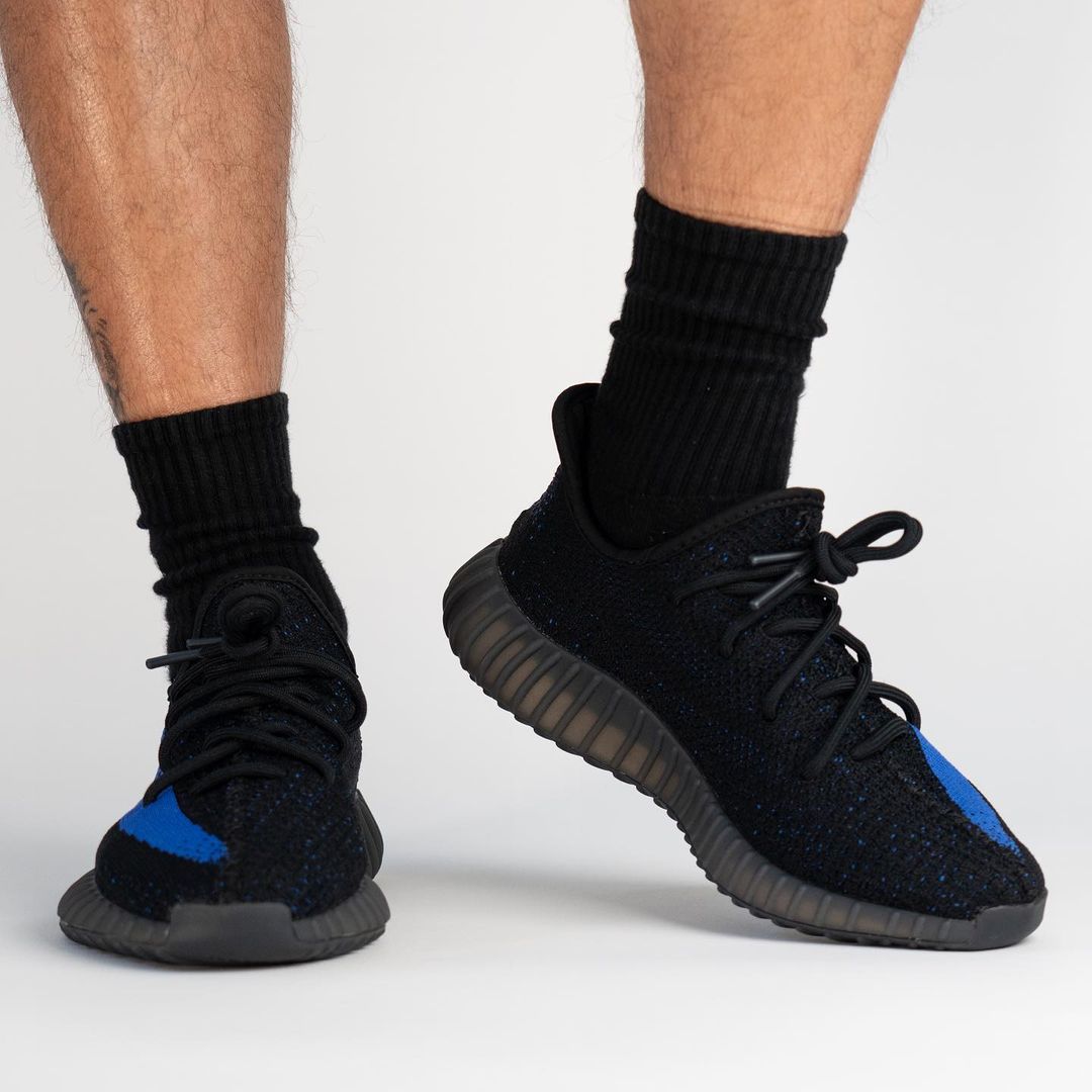 【国内 2/26 発売】アディダス オリジナルス イージー ブースト 350 V2 “ブラック/ブルー” (adidas Originals YEEZY BOOST 350 V2 “Core Black/Dazzling Blue”) [GY7164]