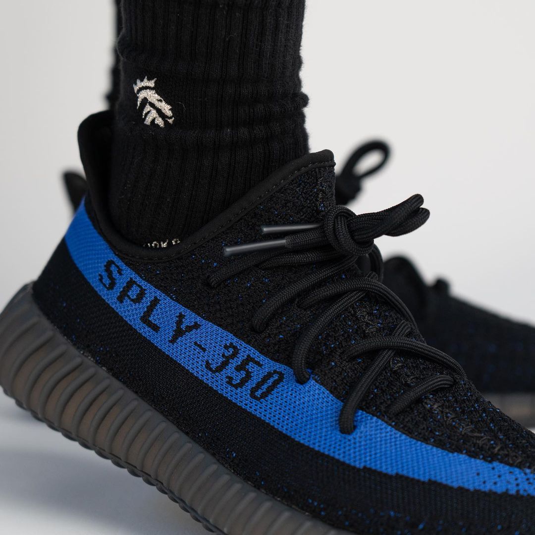 【国内 2/26 発売】アディダス オリジナルス イージー ブースト 350 V2 “ブラック/ブルー” (adidas Originals YEEZY BOOST 350 V2 “Core Black/Dazzling Blue”) [GY7164]