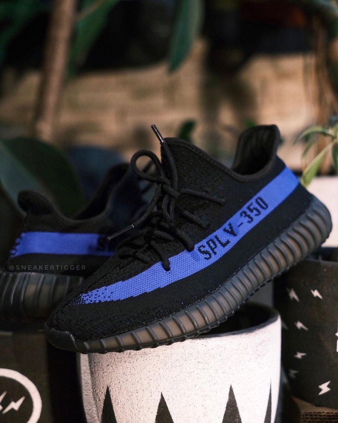 【国内 2/26 発売】アディダス オリジナルス イージー ブースト 350 V2 “ブラック/ブルー” (adidas Originals YEEZY BOOST 350 V2 “Core Black/Dazzling Blue”) [GY7164]