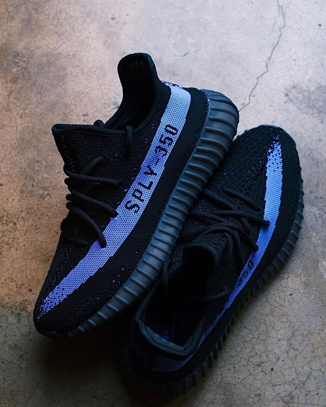 【国内 2/26 発売】アディダス オリジナルス イージー ブースト 350 V2 “ブラック/ブルー” (adidas Originals YEEZY BOOST 350 V2 “Core Black/Dazzling Blue”) [GY7164]