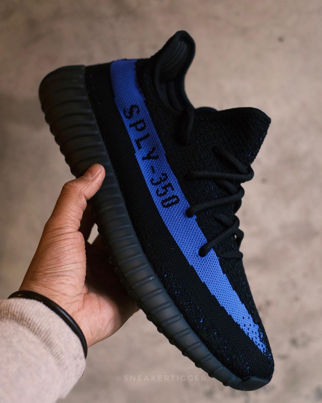 【国内 2/26 発売】アディダス オリジナルス イージー ブースト 350 V2 “ブラック/ブルー” (adidas Originals YEEZY BOOST 350 V2 “Core Black/Dazzling Blue”) [GY7164]