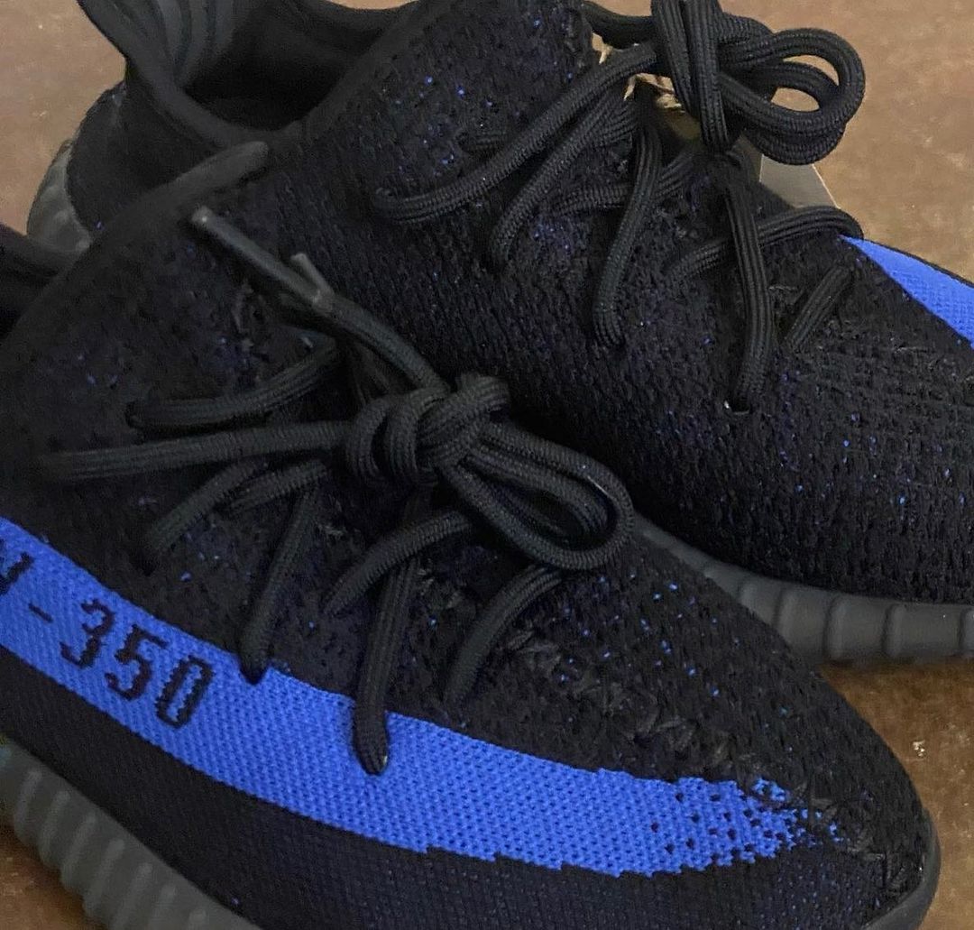 【国内 2/26 発売】アディダス オリジナルス イージー ブースト 350 V2 “ブラック/ブルー” (adidas Originals YEEZY BOOST 350 V2 “Core Black/Dazzling Blue”) [GY7164]