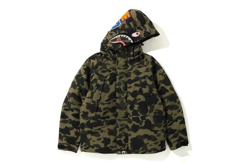 A BATHING APEから1ST CAMOとシャークモチーフを組み合わせたフーディとダウンジャケット「1ST CAMO SHARK COLLECTION」が12/10、12/11 発売 (ア ベイシング エイプ)