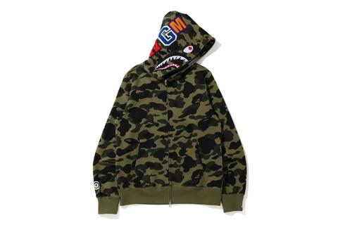 A BATHING APEから1ST CAMOとシャークモチーフを組み合わせたフーディとダウンジャケット「1ST CAMO SHARK COLLECTION」が12/10、12/11 発売 (ア ベイシング エイプ)