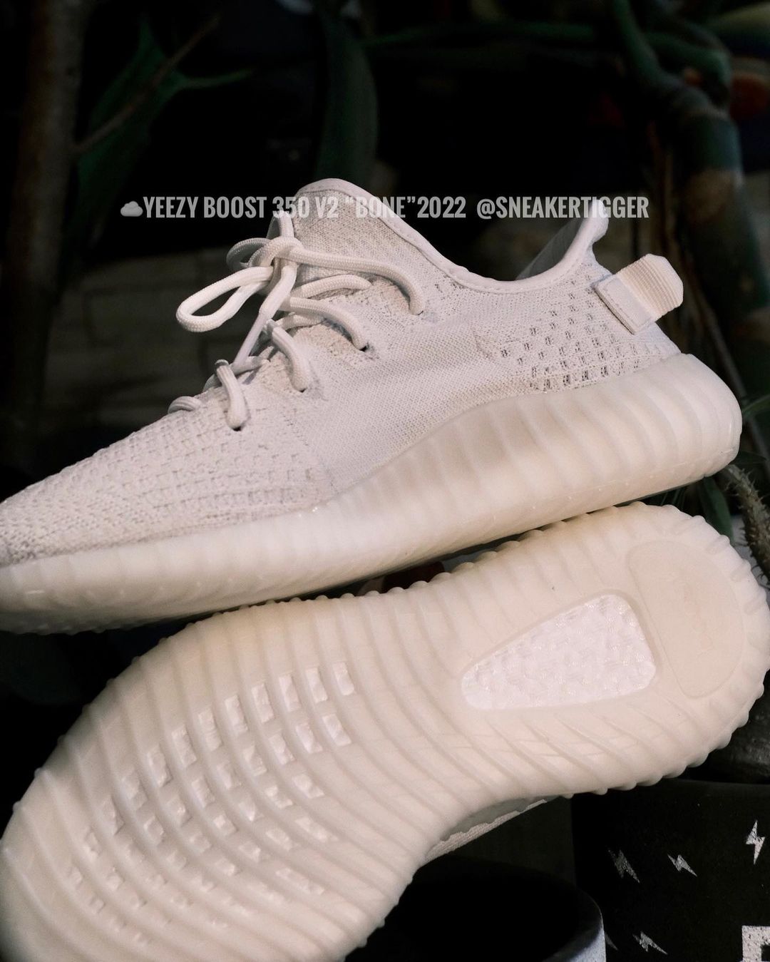 【国内 2022/6/20 発売】アディダス オリジナルス イージー 350 ブースト V2 “ボーン” (adidas Originals YEEZY 350 BOOST V2 “Bone”) [HQ6316]