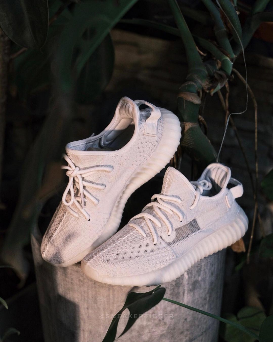 【国内 2022/6/20 発売】アディダス オリジナルス イージー 350 ブースト V2 “ボーン” (adidas Originals YEEZY 350 BOOST V2 “Bone”) [HQ6316]