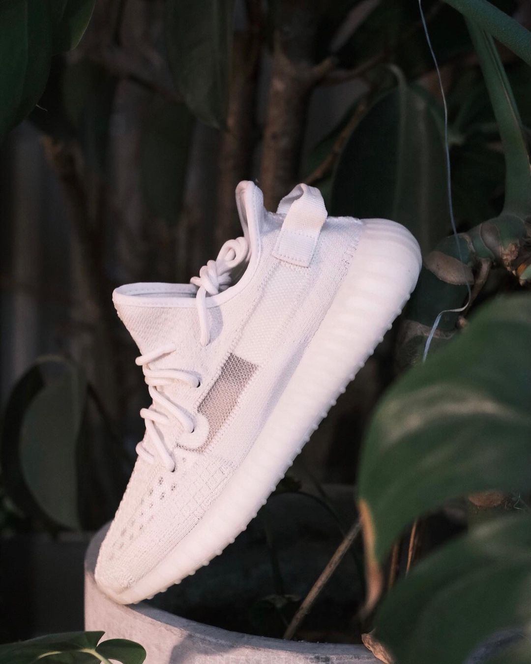 【国内 2022/6/20 発売】アディダス オリジナルス イージー 350 ブースト V2 “ボーン” (adidas Originals YEEZY 350 BOOST V2 “Bone”) [HQ6316]