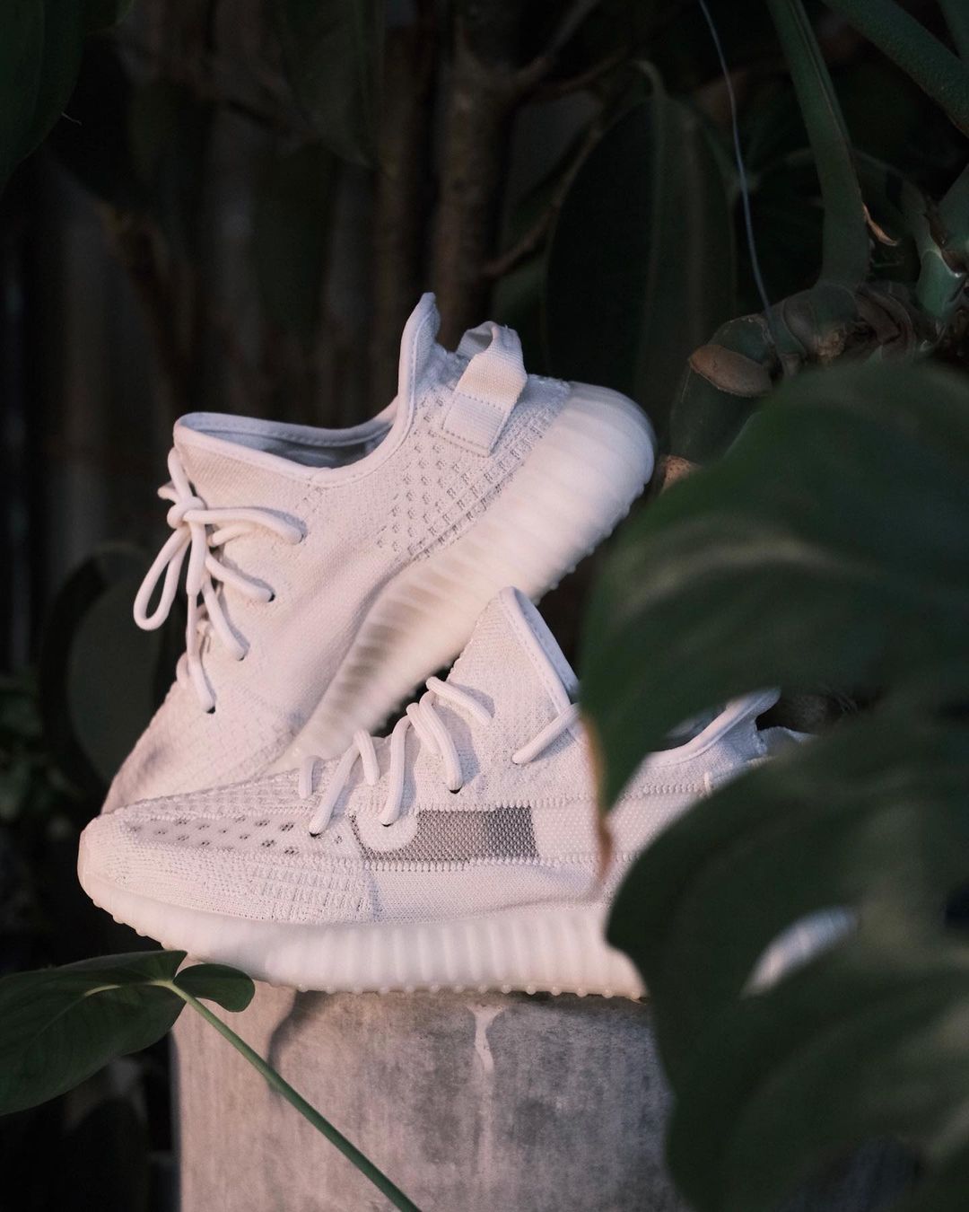 【国内 2022/6/20 発売】アディダス オリジナルス イージー 350 ブースト V2 “ボーン” (adidas Originals YEEZY 350 BOOST V2 “Bone”) [HQ6316]