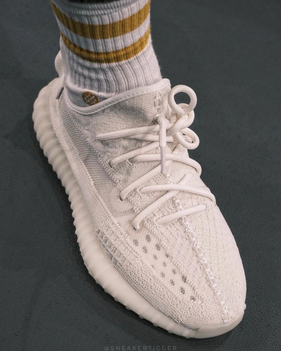 【国内 2022/6/20 発売】アディダス オリジナルス イージー 350 ブースト V2 “ボーン” (adidas Originals YEEZY 350 BOOST V2 “Bone”) [HQ6316]