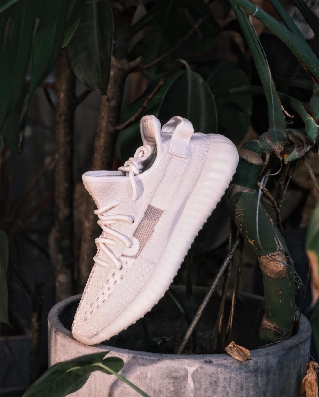 【国内 2022/6/20 発売】アディダス オリジナルス イージー 350 ブースト V2 “ボーン” (adidas Originals YEEZY 350 BOOST V2 “Bone”) [HQ6316]