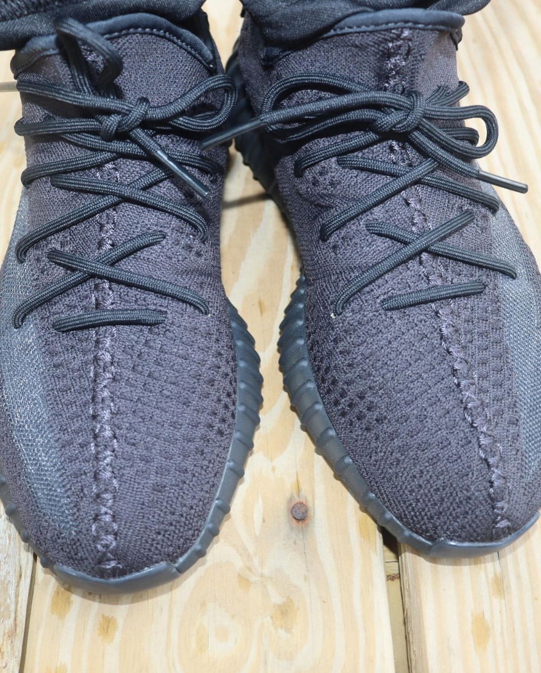 【国内 6/1 リストック予定】アディダス オリジナルス イージー 350 V2 “オニキス” (adidas Originals YEEZY 350 V2 “Onyx”) [HQ4540]