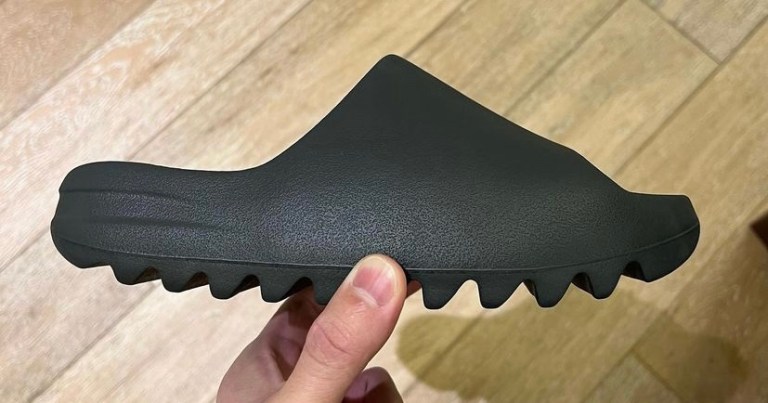 国内 3/7 発売】adidas Originals YEEZY SLIDE “ONYX” (アディダス ...