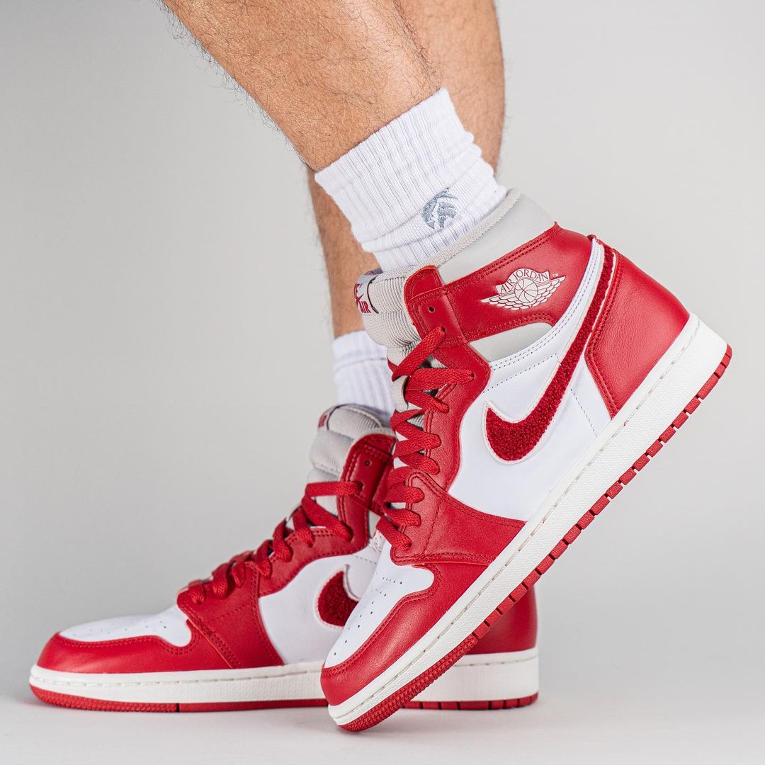 【国内 7/23 発売】ナイキ ウィメンズ エア ジョーダン 1 ハイ OG “シェニール/バーシティレッド” (NIKE WMNS AIR JORDAN 1 HIGH OG “Chenille/Varsity Red”) [DJ4891-061]