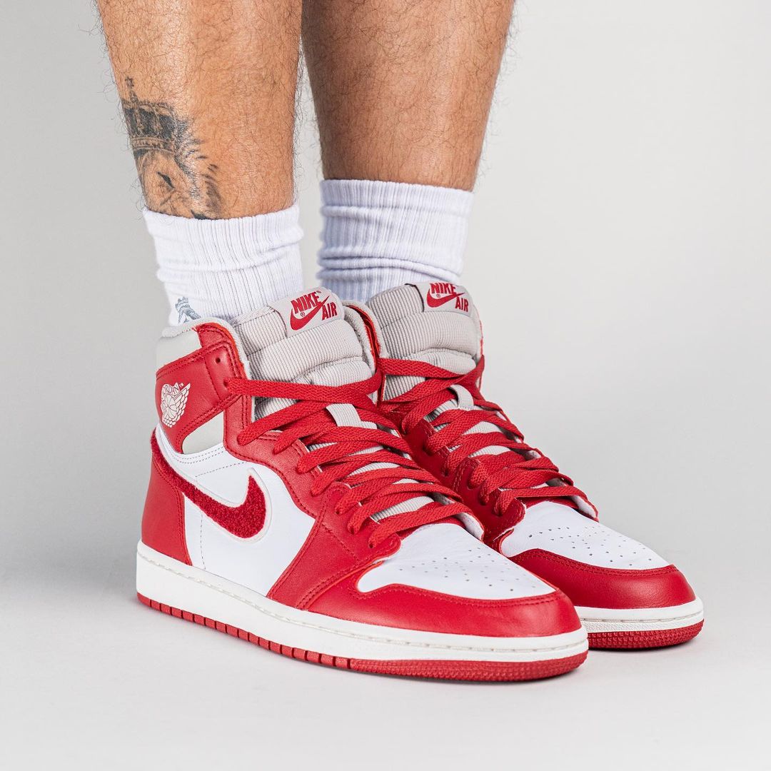 【国内 7/23 発売】ナイキ ウィメンズ エア ジョーダン 1 ハイ OG “シェニール/バーシティレッド” (NIKE WMNS AIR JORDAN 1 HIGH OG “Chenille/Varsity Red”) [DJ4891-061]