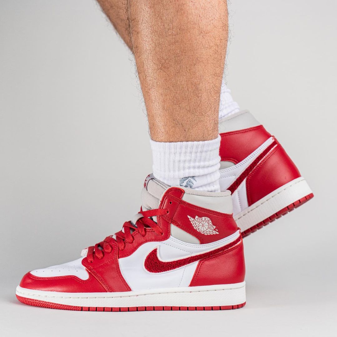 【国内 7/23 発売】ナイキ ウィメンズ エア ジョーダン 1 ハイ OG “シェニール/バーシティレッド” (NIKE WMNS AIR JORDAN 1 HIGH OG “Chenille/Varsity Red”) [DJ4891-061]