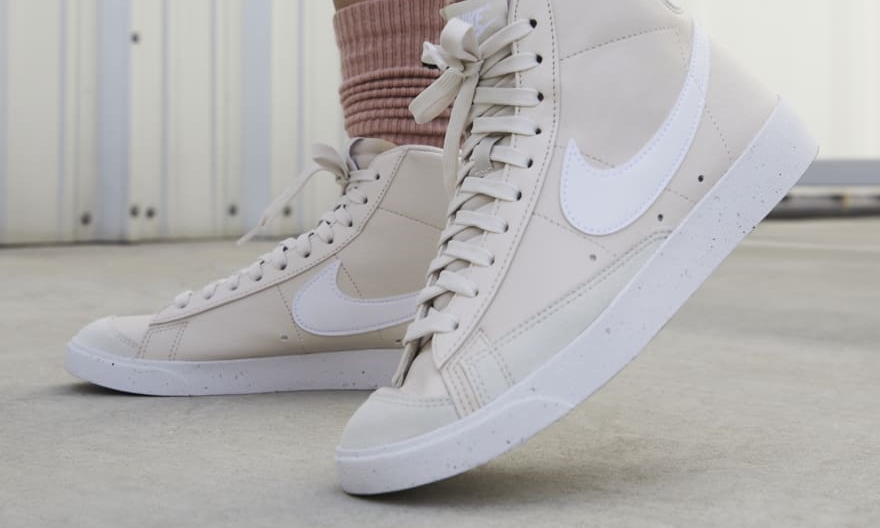 ナイキ ウィメンズ ブレーザー ミッド “ネクスト ネイチャー/ライトオールウッドブラウン/ホワイト” (NIKE WMNS BLAZER MID “Next Nature/Light Orewood Brown/White”) [DQ4124-100]