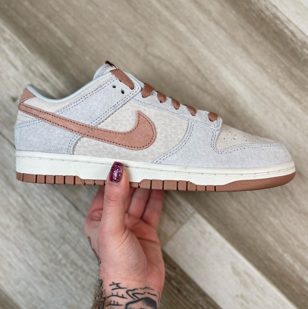 【国内 4/18 発売】ナイキ ダンク ロー “サミットホワイト/フォッシルローズ” (NIKE DUNK LOW “Summit White/Fossil Rose”) [DH7577-001]