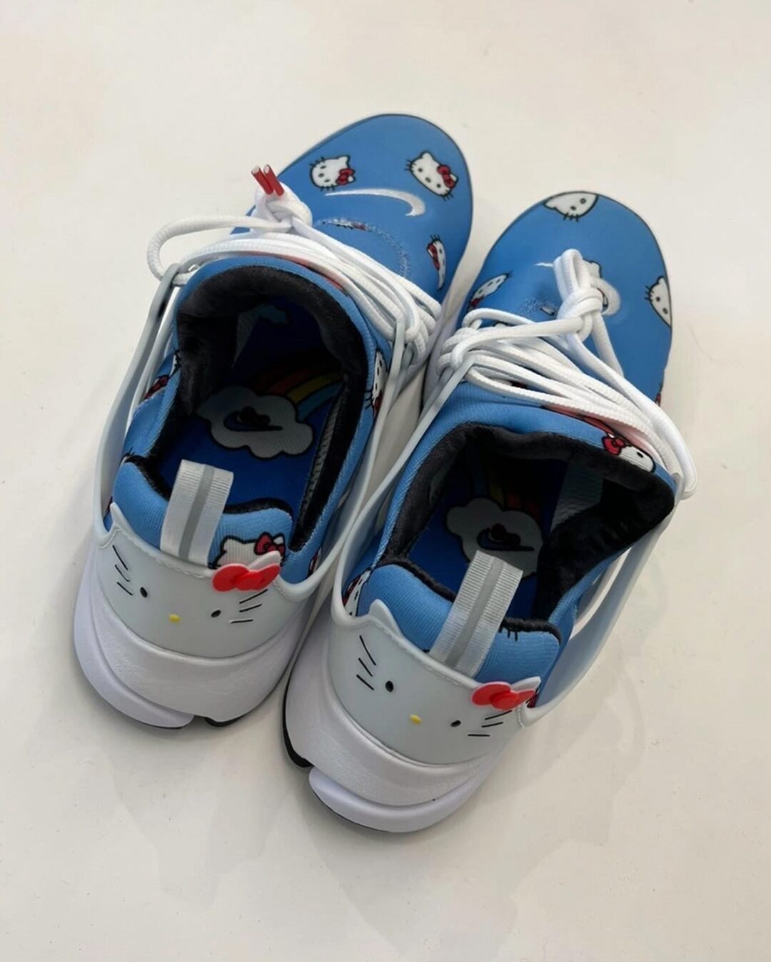 【国内 5/10 発売】Hello Kitty x NIKE AIR PRESTO / Apparare (ハローキティ ナイキ エア プレスト / アパレル) [DV3770-400]