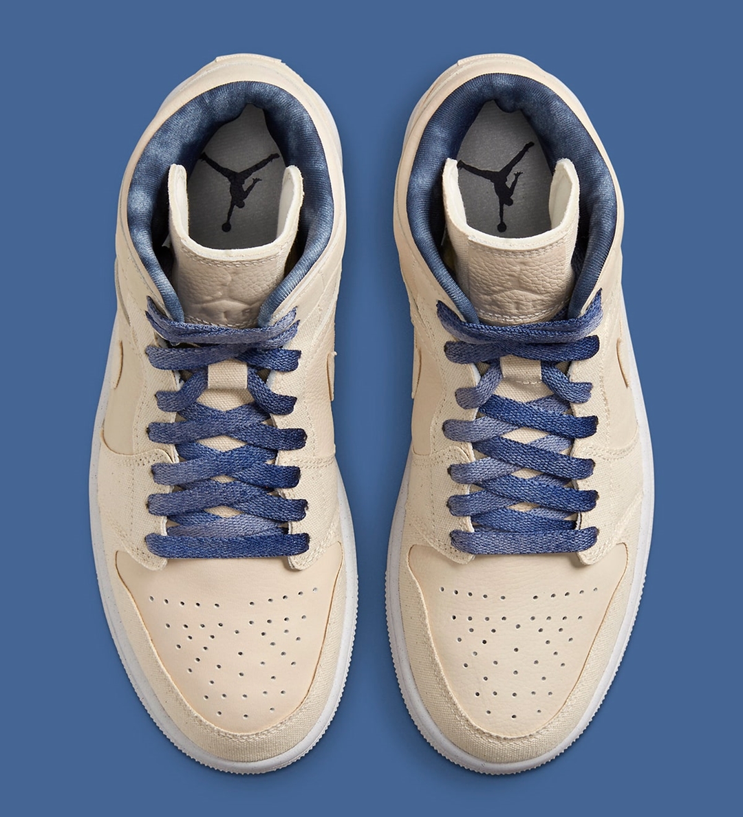 【国内 7/14 発売】ナイキ ウィメンズ エア ジョーダン 1 ミッド “セイル/インディゴ” (NIKE WMNS AIR JORDAN 1 MID “Sail/Indigo”) [DM9126-104]