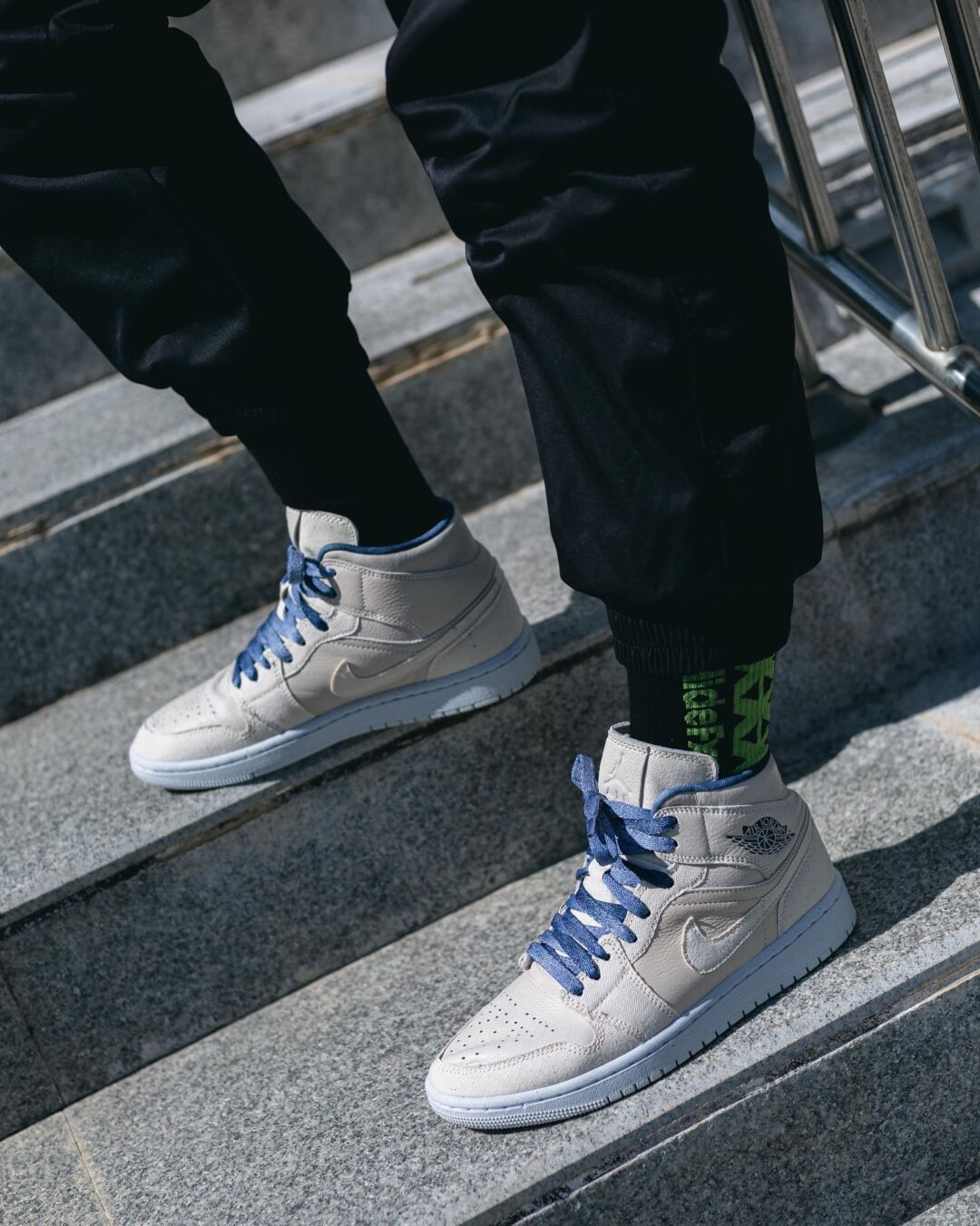 【国内 7/14 発売】ナイキ ウィメンズ エア ジョーダン 1 ミッド “セイル/インディゴ” (NIKE WMNS AIR JORDAN 1 MID “Sail/Indigo”) [DM9126-104]