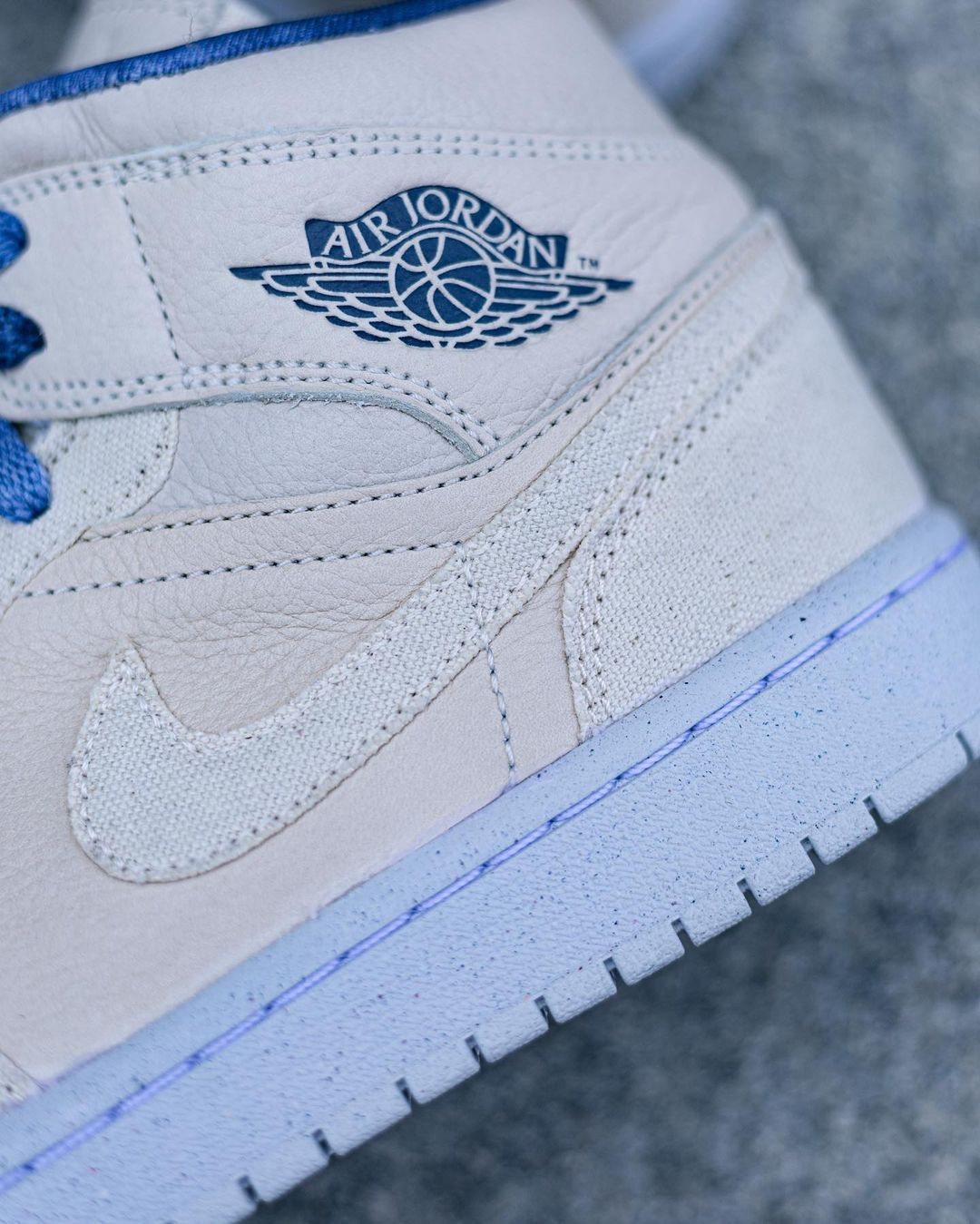 【国内 7/14 発売】ナイキ ウィメンズ エア ジョーダン 1 ミッド “セイル/インディゴ” (NIKE WMNS AIR JORDAN 1 MID “Sail/Indigo”) [DM9126-104]