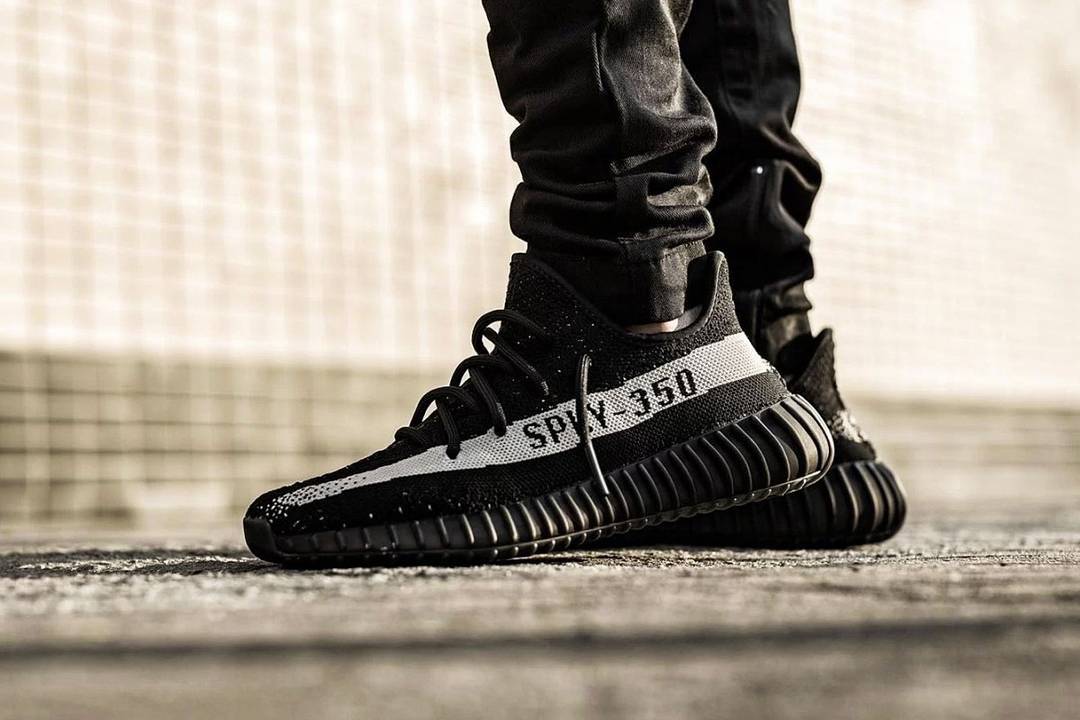 【リストック  2022年 3/12 発売】アディダス オリジナルス イージー 350 ブースト “オレオ” (adidas Originals YEEZY 350 BOOST V2 “Oreo”) [BY1604]