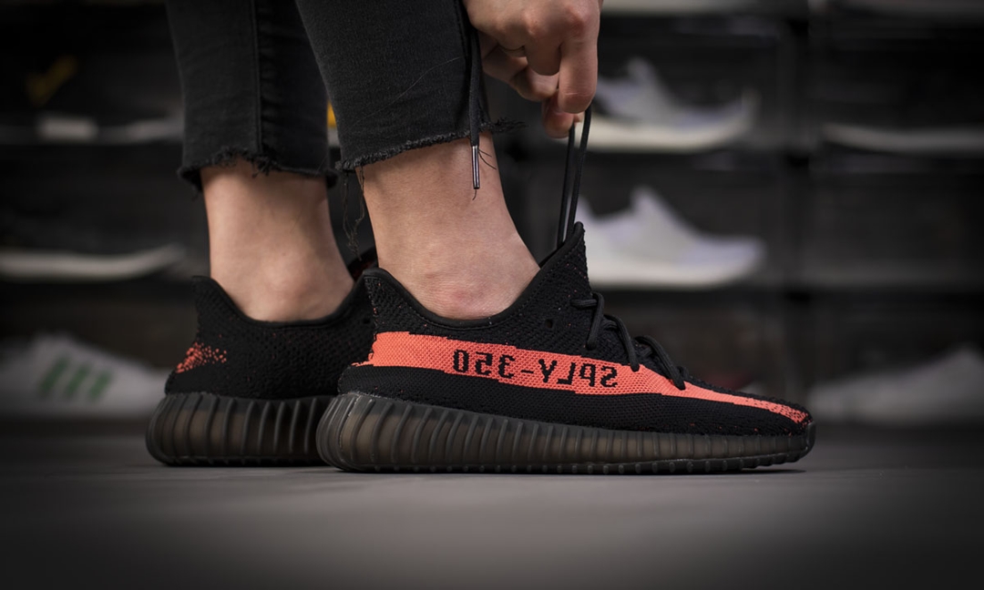 【リストック 2022年 夏 予定】アディダス オリジナルス イージー 350 ブースト “コアブラック/レッド” (adidas Originals YEEZY 350 BOOST V2 “Core Black/Red”)