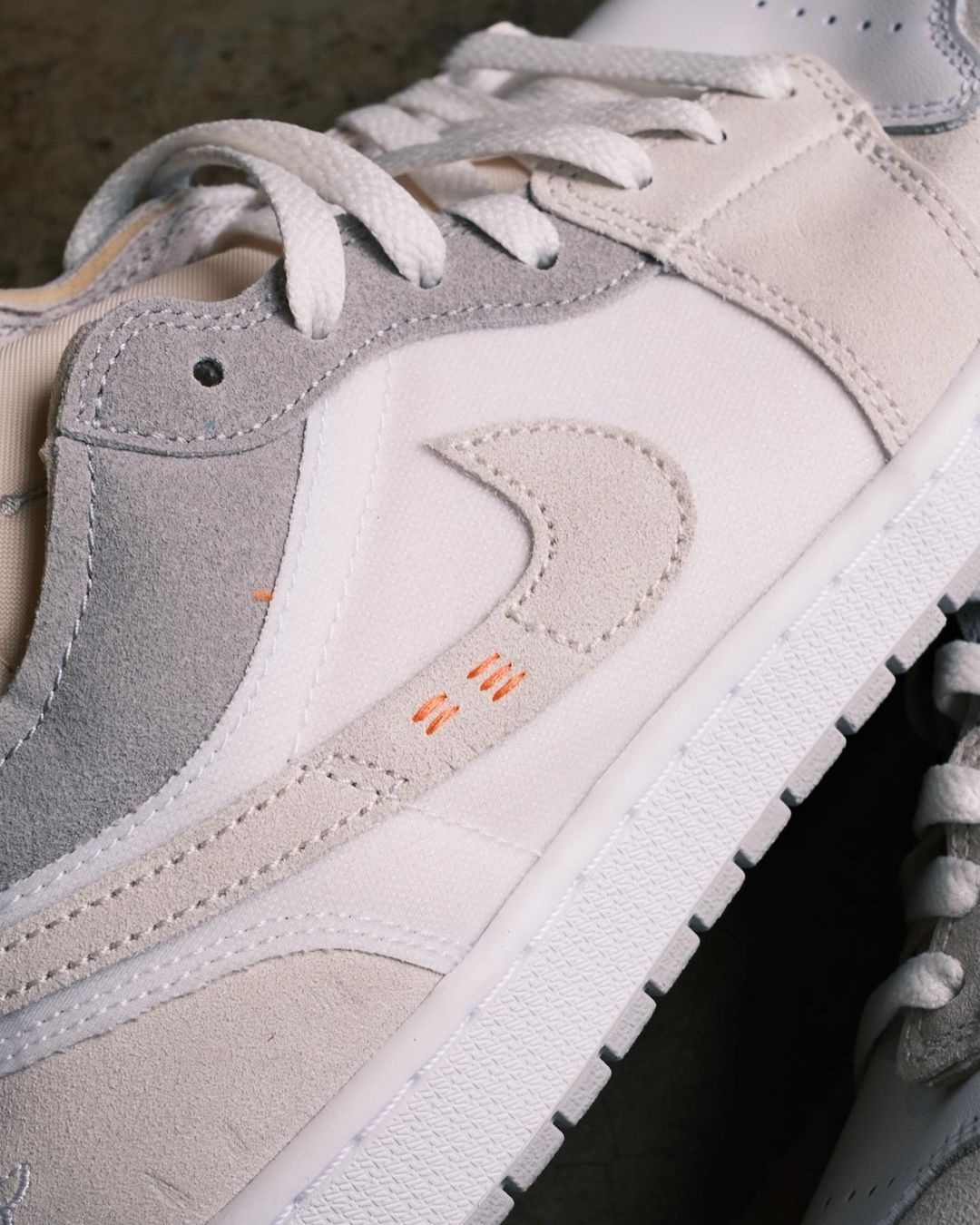 【国内 6/6 発売】NIKE AIR JORDAN 1 LOW SE CRAFT “Inside Out/White/Grey” (ナイキ エア ジョーダン 1 ロー “インサイドアウト/ホワイト/グレー”) [DN1635-100]