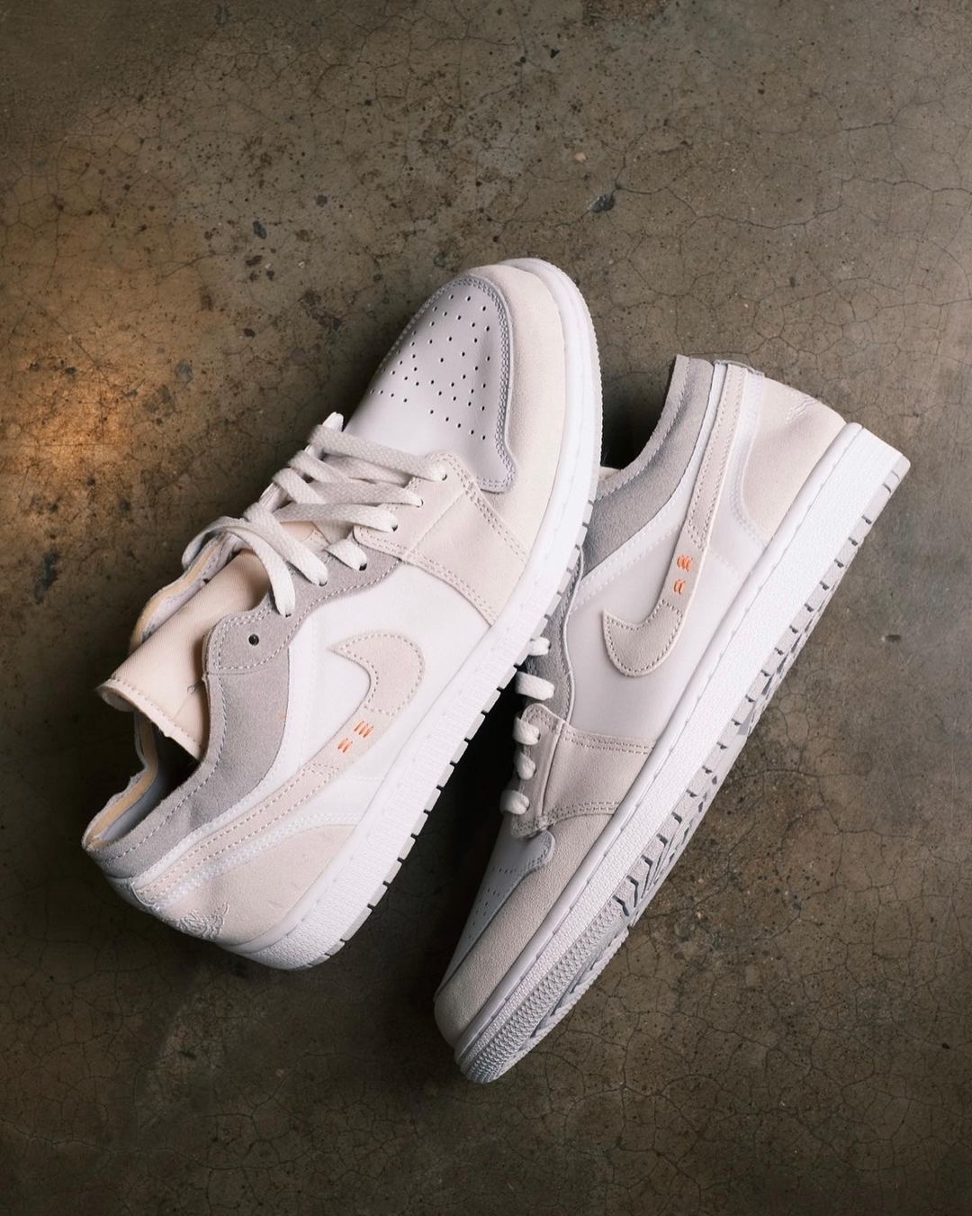 【国内 6/6 発売】NIKE AIR JORDAN 1 LOW SE CRAFT “Inside Out/White/Grey” (ナイキ エア ジョーダン 1 ロー “インサイドアウト/ホワイト/グレー”) [DN1635-100]