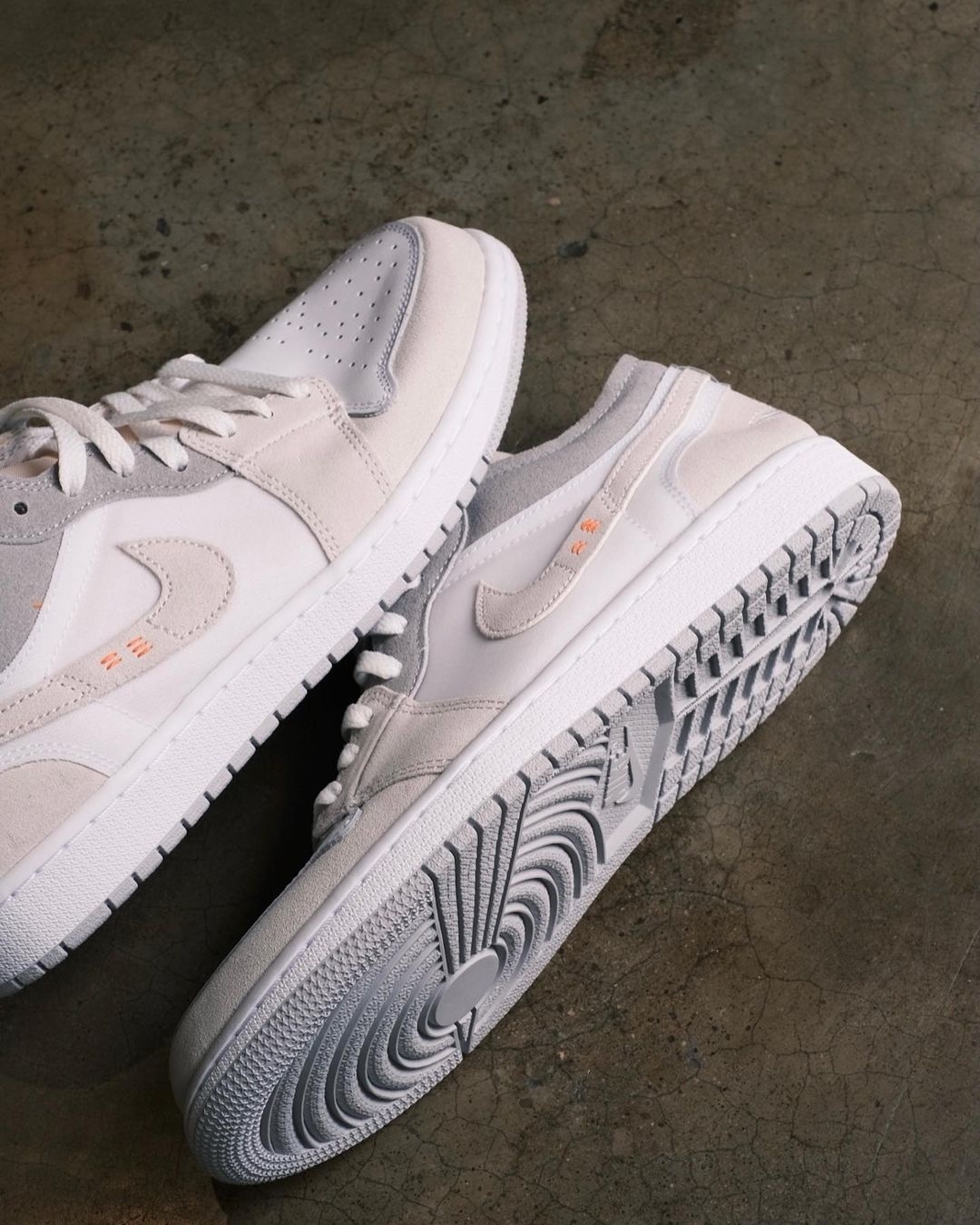 【国内 6/6 発売】NIKE AIR JORDAN 1 LOW SE CRAFT “Inside Out/White/Grey” (ナイキ エア ジョーダン 1 ロー “インサイドアウト/ホワイト/グレー”) [DN1635-100]